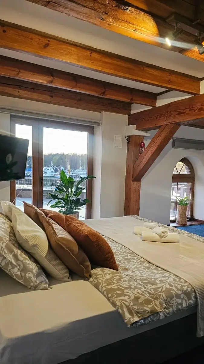 Pokój gościnny pod stuletnimi belkami z widokiem na port